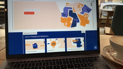Ein Laptop, auf dem die Website des Fundus Inklusion geöffnet ist.