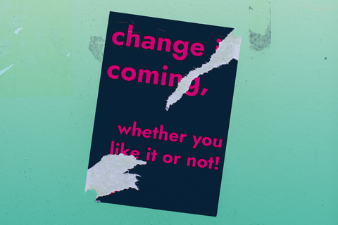 Hintergrund: Hellblaues Wasser, ein Wassertropfen fällt auf die Oberfläche. Vordergrund: Ein halb abgerissener schwarzer Sticker mit pinker Aufschrift. Zu lesen ist: Change is coming, whether you like it or not!