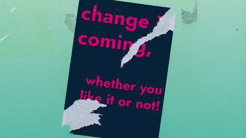 Hintergrund: Hellblaues Wasser, ein Wassertropfen fällt auf die Oberfläche. Vordergrund: Ein halb abgerissener schwarzer Sticker mit pinker Aufschrift. Zu lesen ist: Change is coming, whether you like it or not!