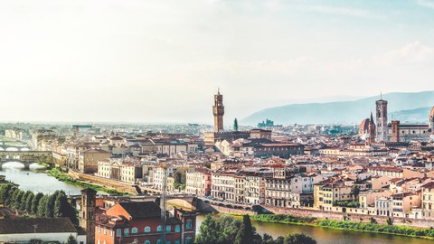 Silhouette der Stadt Florenz bei Sonnenschein