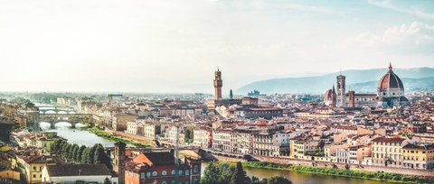 Silhouette der Stadt Florenz bei Sonnenschein
