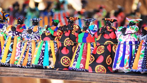 Herero-Püppchen in bunten Farben, Nahaufnahmen