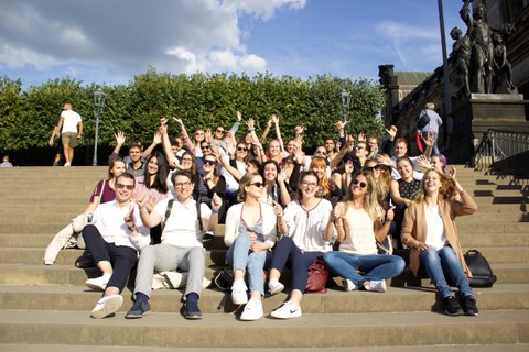 Gruppenfoto auf Treppe Brühlsche Terrasse, viele TeilnehmerInnen lachen und recken Hände in die Höhe, sonniges Wetter