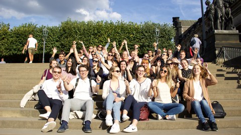 Gruppenfoto auf Treppe Brühlsche Terrasse, viele TeilnehmerInnen lachen und recken Hände in die Höhe, sonniges Wetter