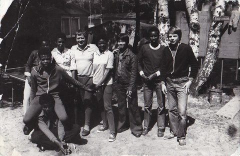 s/w-Foto einer Gruppe Jugendlicher Anfang der 80er