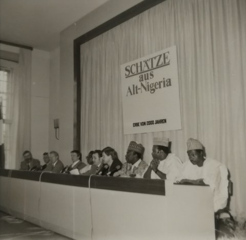 Schwarz-weiß Fotografie einer Pressekonferenz 
