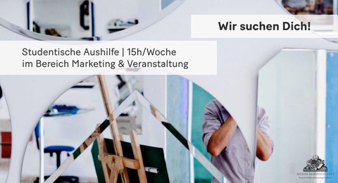 Eine Wand mit verschiedenförmigen Spiegeln, in denen sich der Fotograf zum Teil und gebrochen spiegelt. Text:  Wir suchen dich! Studentische Aushilfe | 15 h/Woche im Bereich Marketing und Veranstaltung. Unten rechts: das Logo der Freunde der SKD.