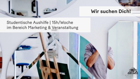 Eine Wand mit verschiedenförmigen Spiegeln, in denen sich der Fotograf zum Teil und gebrochen spiegelt. Text:  Wir suchen dich! Studentische Aushilfe | 15 h/Woche im Bereich Marketing und Veranstaltung. Unten rechts: das Logo der Freunde der SKD.