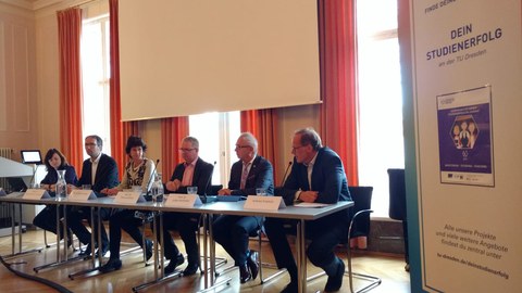 Pressekonferenz, Podium mit Staatsministerin Stange