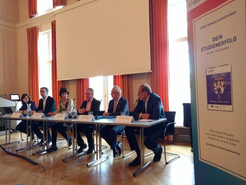 Pressekonferenz, Podium mit Staatsministerin Stange