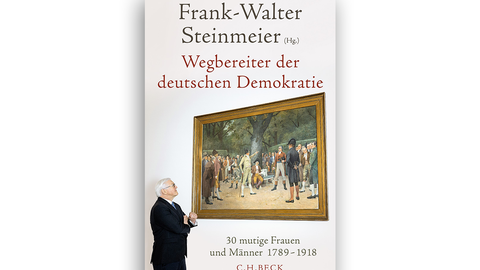 Das Cover des Buchs "Wegbereiter der deutschen Demokratie. 30 mutige Frauen und Männer 1789–1918". Zu sehen ist Frank-Walter Steinmeier, der auch als Herausgeber genannt ist, wie er ein altes Gemälde (eher 1789 als 1918) interessiert betrachtet.