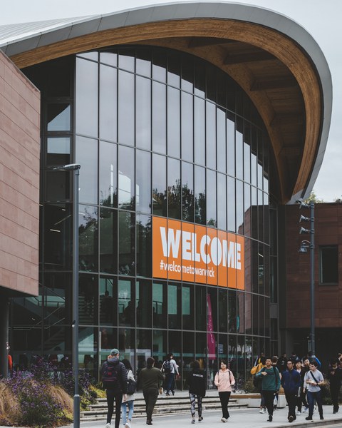 Gebäude mit Welcome at Warwick Plakat im Fenster