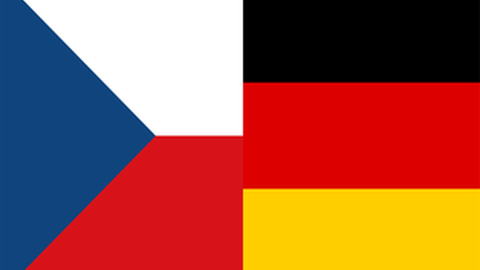 Auf der linken Seite befindet sich eine Hälfte der tschechischen Flagge, auf der rechten Hälfte die Deutsche, die zu einer gemeinsamen Flagge zusammengesetzt wurden. 