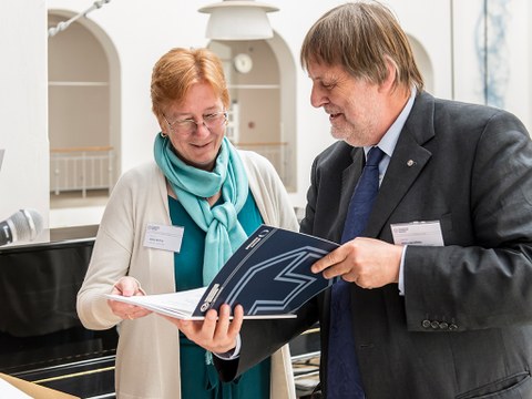 Prof. Dr. Abbie Griffin with Prof. Dr. Gerhard Rödel (Foto: René Jungnickel)