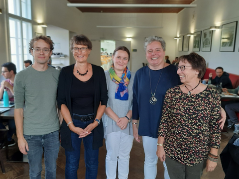 Gruppenbild in der Mensa. V.l.n.r.: Simon Meier-Vieracker, Constanze Dörr,  Ute Pfeiffer, Joanna Szczęk , Regina Bergmann
