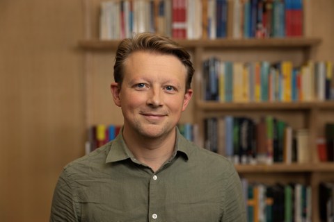 Philipp Lorenz-Spreen vor einem Bücherregal