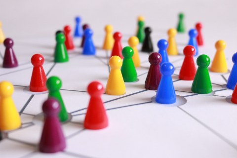 Das bild zeigt mehrere verschiedenfarbige Spielfiguren auf einem Liniennetz.