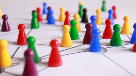 Das bild zeigt mehrere verschiedenfarbige Spielfiguren auf einem Liniennetz.