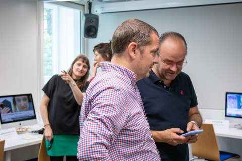 Menschen stehen in Grüppchen und reden