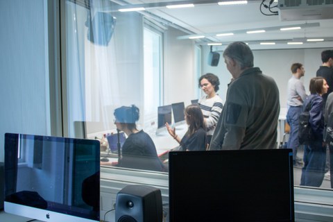 Blick ins das LMLab durch eine Scheibe