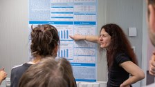Prof. Binanzer erklärt ein wissenschaftliches Poster