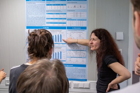 Prof. Binanzer erklärt ein wissenschaftliches Poster