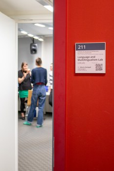 Blick in des Labor mit Türschild und roter Wand