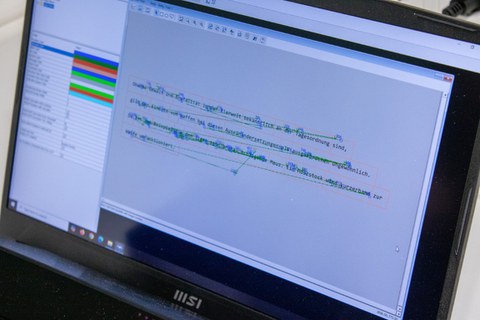 Bildschirmfoto mit dem gelesenen Text und Linien, die die Blickbewegungen zeigen