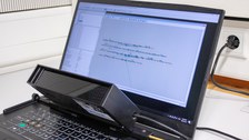 Laptop mit Eyetracking-Kamera