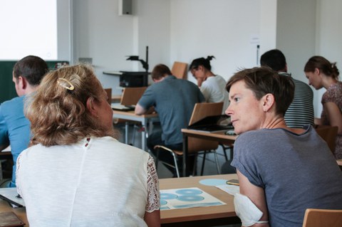 Teilnehmende des Netzwerkstudios zu zweit in der Diskussion von hinten fotografiert