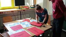 Organisator:innen des Netzwerkstudios beim Clustern der Arbeitsblätter