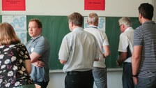 Teilnehmende des Netzwerkstudios bei der Betrachtung der geclusterten Projektideen