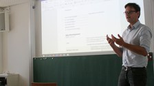 Präsentator vor einer unscharfen Folie