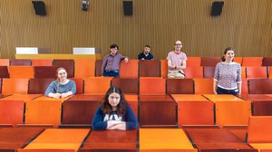 Das Gruppenbild der Inklusionsreferent*innen zeigt die Gruppe im Hörsaal verteilt sitzend.