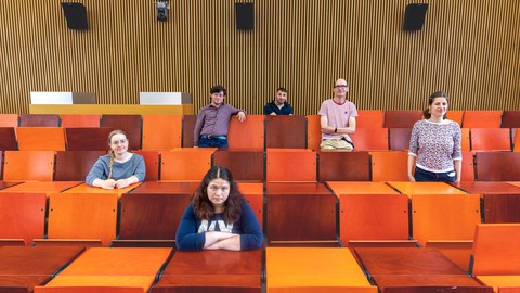 Das Gruppenbild der Inklusionsreferent*innen zeigt die Gruppe im Hörsaal verteilt sitzend.