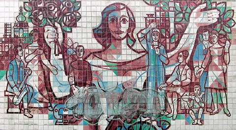 Ein Wandbild aus Fliesen zeigt verschiedene Berufe in sozialistischem Stil