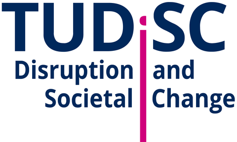 Logo TUDiSC: blauer Schriftzug mit einem längs geschnittenen, magentafarbenen i, das nach unten Überlänge hat. Untertitel: Disruption and Societal Change.