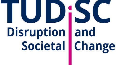 Logo TUDiSC: blauer Schriftzug mit einem längs geschnittenen, magentafarbenen i, das nach unten Überlänge hat. Untertitel: Disruption and Societal Change.