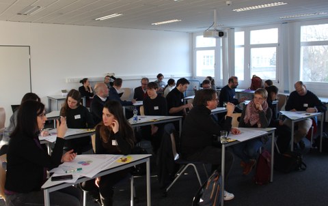 Teilnehmer:innen des Workshops diskutieren interdisziplinäre Forschungsansätze 