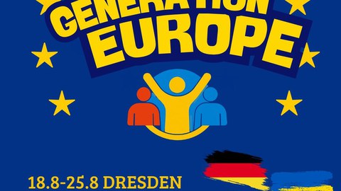 Ein lebendiger blauer Poster, der eine europäische Jugendveranstaltung bewirbt, mit Veranstaltungsdaten, Orten, Logos und dekorativen Sternen.