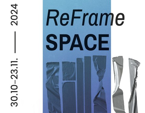 Der Ausstellungstitel „ReFrame SPACE“ ist auf einem blauen Hintergrund zu sehen, unter dem sich Streifen von zerknittertem silbernem Klebeband befinden. 