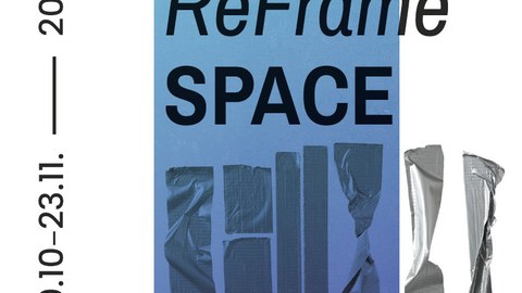 Der Ausstellungstitel „ReFrame SPACE“ ist auf einem blauen Hintergrund zu sehen, unter dem sich Streifen von zerknittertem silbernem Klebeband befinden. 