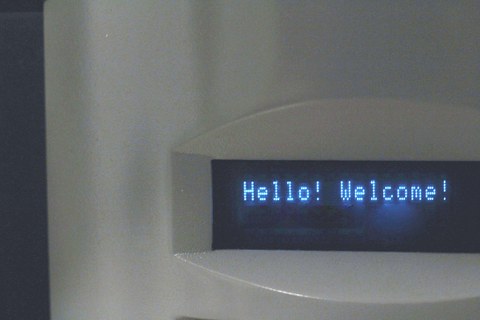 Eine Kassendisplay, das "Hello! Welcome!" anzeigt