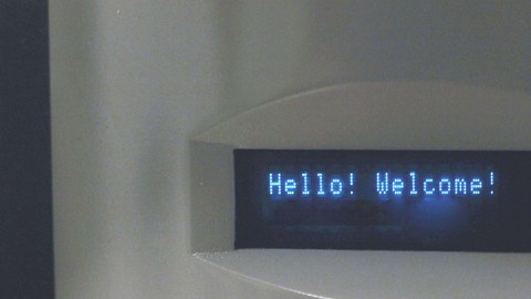 Eine Kassendisplay, das "Hello! Welcome!" anzeigt
