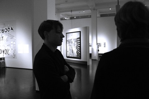 Bild zeigt Lucas von Ramin mit Filmteam im Gespräch im Hygienemuseum beim TUDiSC Drehtag. Bild ist schwarz/weiß
