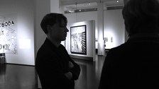 Bild zeigt Lucas von Ramin mit Filmteam im Gespräch im Hygienemuseum beim TUDiSC Drehtag. Bild ist schwarz/weiß
