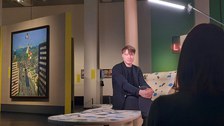 Das Bild zeigt Lucas von Ramin im Interview beim TUDiSC Drehtag. Sicht hinter Drehteam