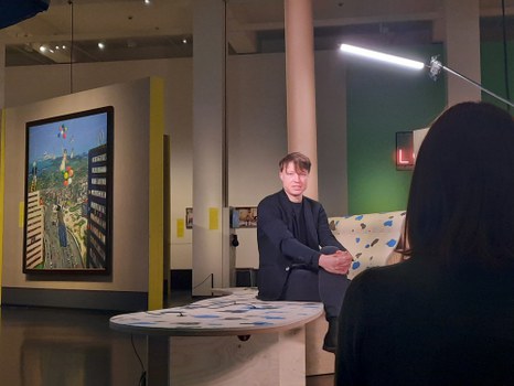 Das Bild zeigt Lucas von Ramin im Interview beim TUDiSC Drehtag. Sicht hinter Drehteam