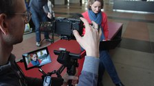 Bild zeigt Filmteam mit Prof. Lauber-Rönsberg im Hygienemuseum. Kamera ist im Vordergrund, also bekommen wir die Kamerasicht mit Lauber-Rönsberg im Bildschirm. 