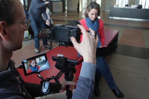 Bild zeigt Filmteam mit Prof. Lauber-Rönsberg im Hygienemuseum. Kamera ist im Vordergrund, also bekommen wir die Kamerasicht mit Lauber-Rönsberg im Bildschirm. 